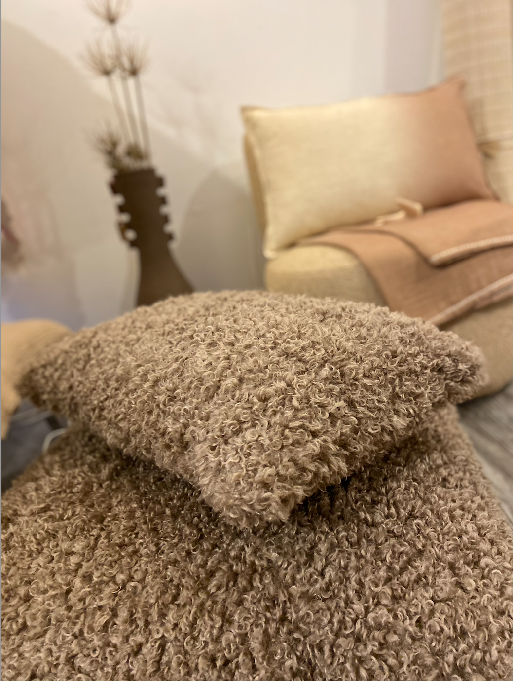 Housse de Coussin en Fausse Fourrure – Coloris Koala