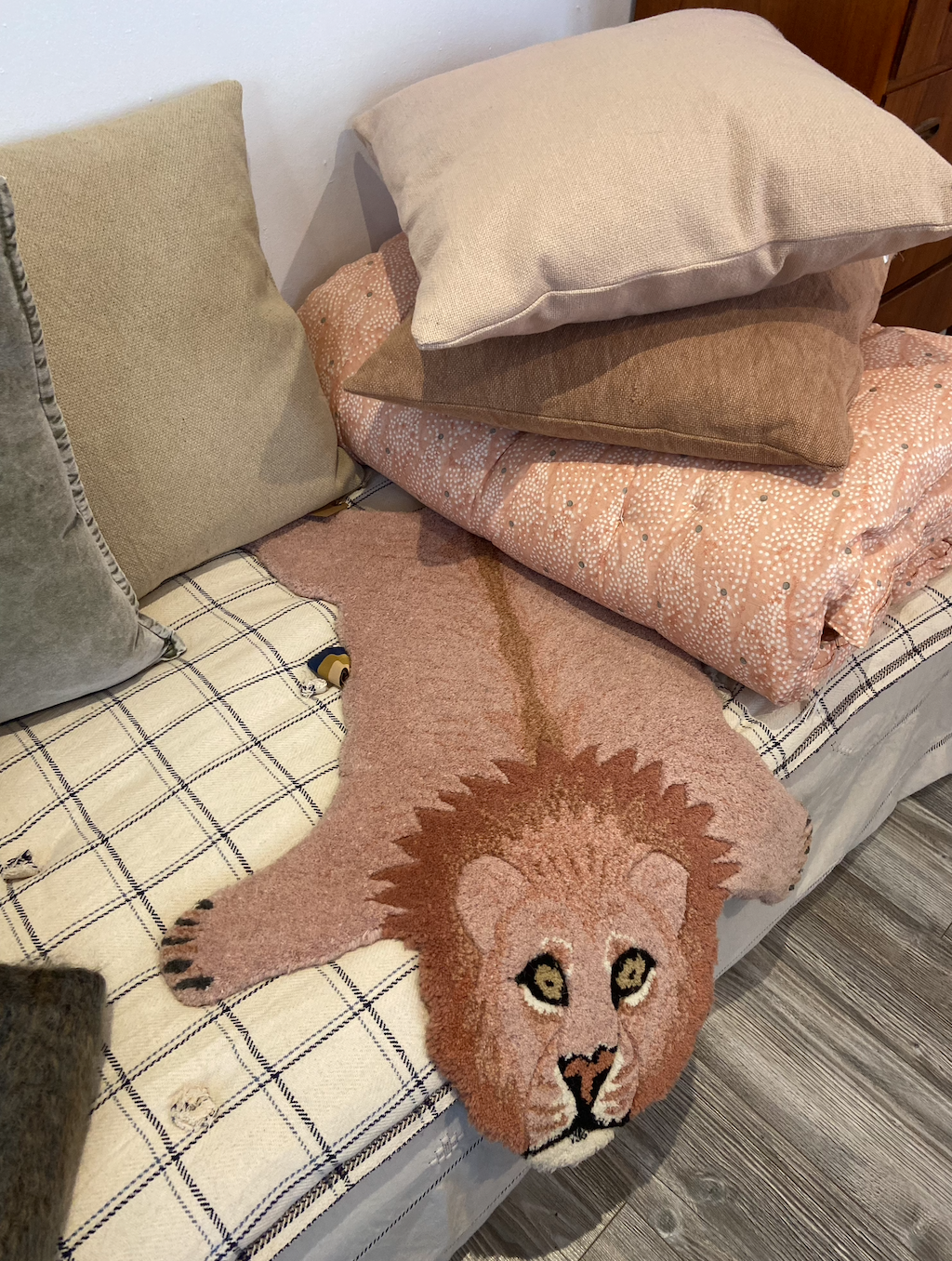 tapis lion couleurs vieux rose en laine