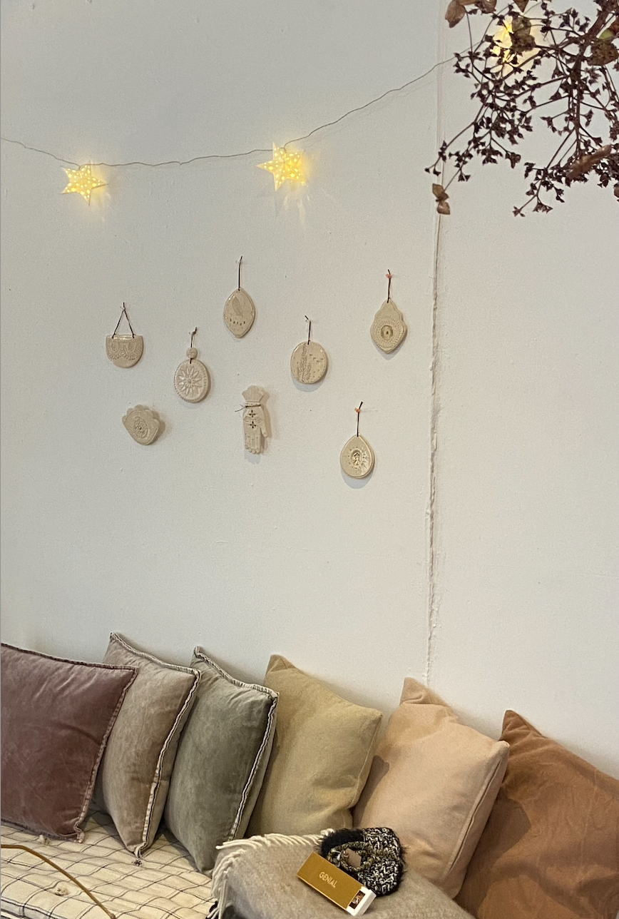 accumulation sur un mur des bijoux de mur