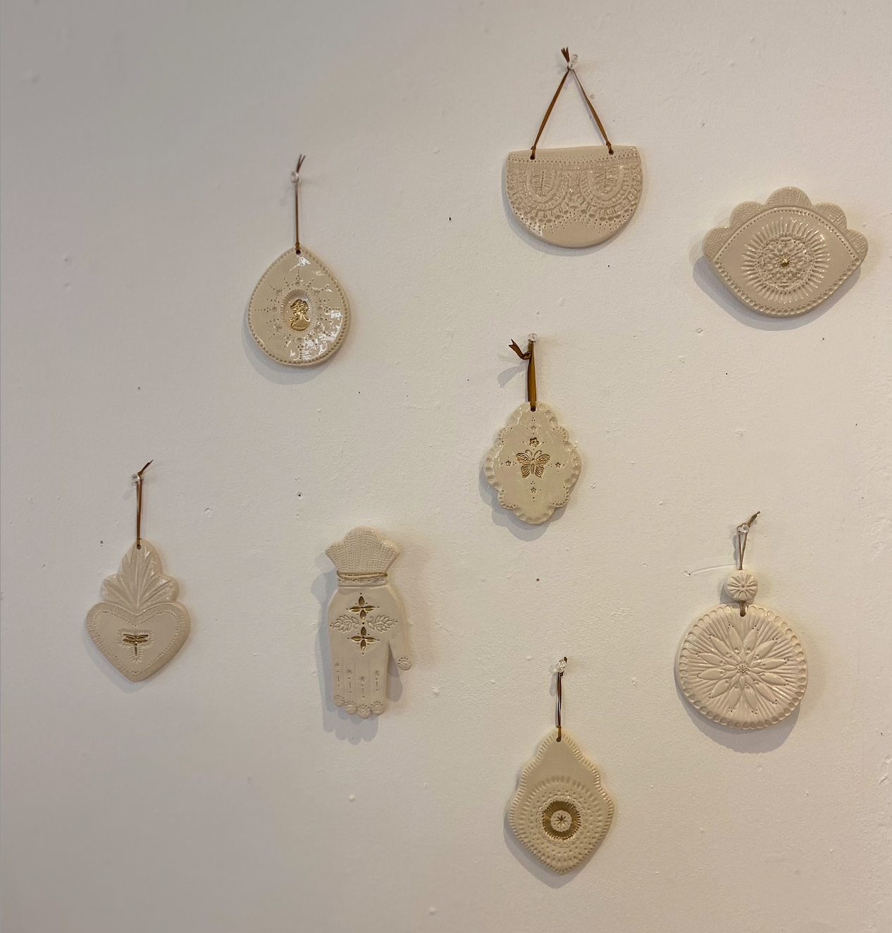 mur de bijoux en céramique