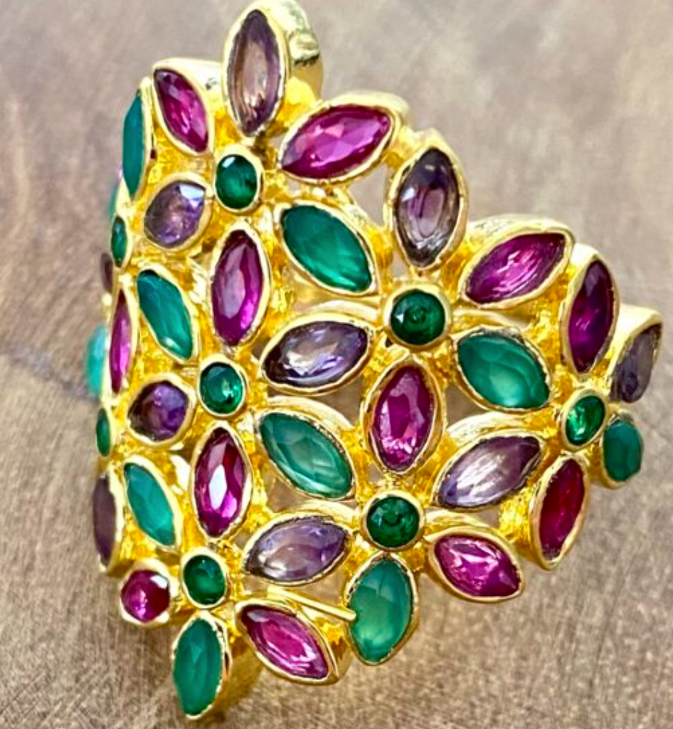 détails de la bague sertie pierres semi-précieuses