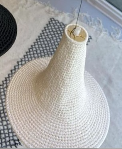 Suspension blanche en crochet 