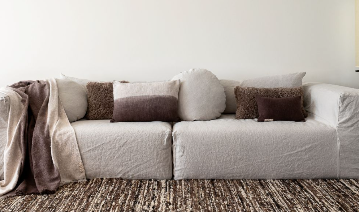 ambiance coussin fausse fourrur esur canapé en 4OX60 cm