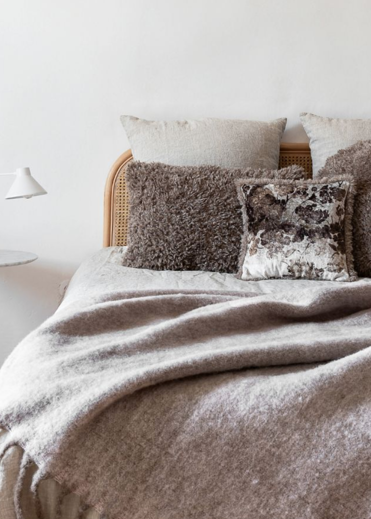 Ambiance coussin fausse fourrure sur lit