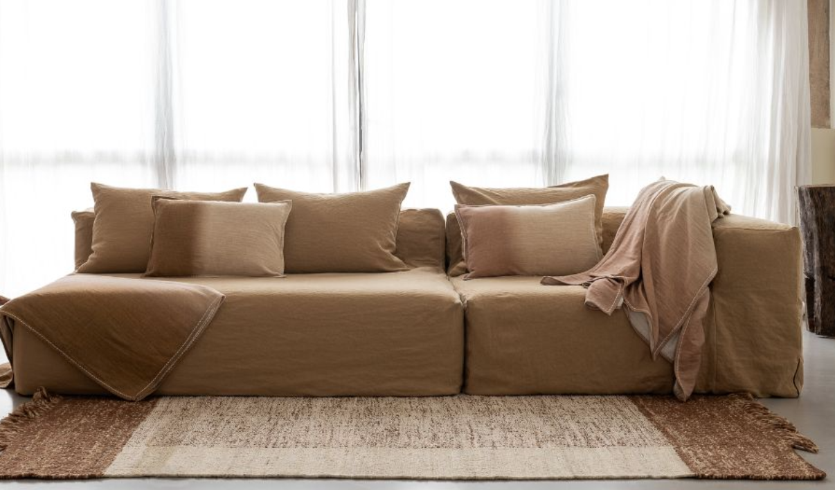 coussin sur canapé en dux coloris 