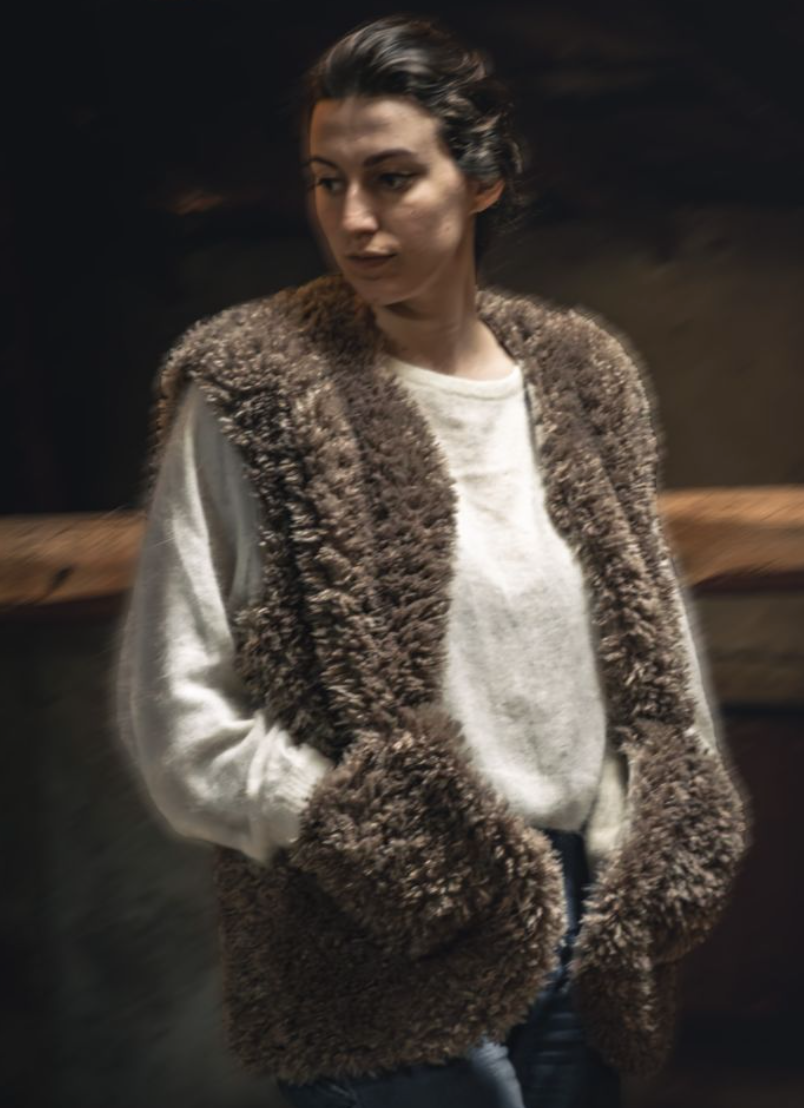 gilet en fausse fourrure porté 
