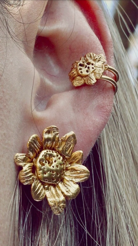boucles d'oreilles marguerite sur modèle